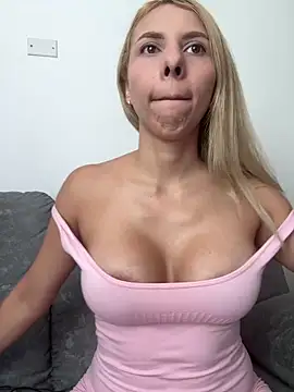 Snapshot of DollMagguie chatting on March 21, 2025, 4:29 pm DollMagguie online show from March 21, 2025, 4:29 pm