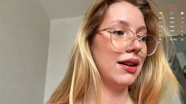 Snapshot of HoneyAudrey chatting on March 7, 2025, 4:02 am HoneyAudrey online show from March 7, 2025, 4:02 am