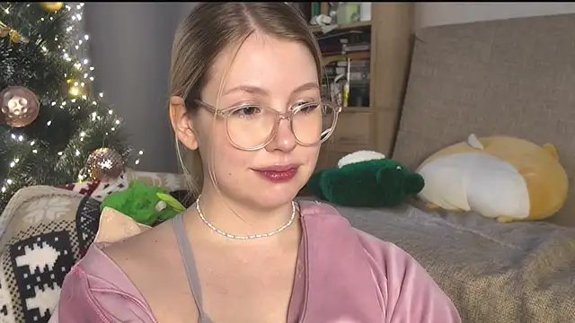 HoneyAudrey online show from December 19, 2025, 3:10 am