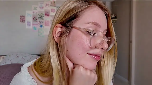 Snapshot of HoneyAudrey chatting on November 17, 2025, 3:32 am HoneyAudrey online show from November 17, 2025, 3:32 am