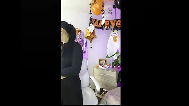 Snapshot of Camille_jhonson chatting on October 19, 2025, 11:24 am Camille jhonson online show from October 19, 2025, 11:24 am