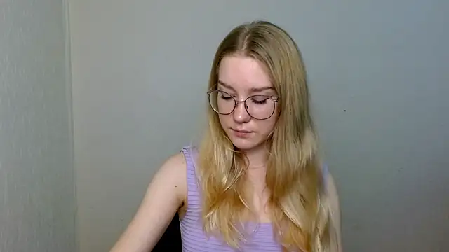 Snapshot of cindi_hot chatting on November 25, 2025, 12:05 pm cindi hot online show from November 25, 2025, 12:05 pm