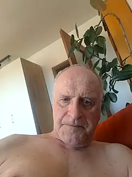 Snapshot of Milkasahne64 chatting on November 7, 2025, 11:37 am Milkasahne64 online show from November 7, 2025, 11:37 am