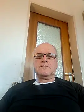 Snapshot of Milkasahne64 chatting on February 12, 2026, 10:26 am Milkasahne64 online show from February 12, 2026, 10:26 am