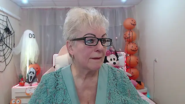 Snapshot of KayleSmoll chatting on October 17, 2025, 6:32 pm KayleSmoll online show from October 17, 2025, 6:32 pm