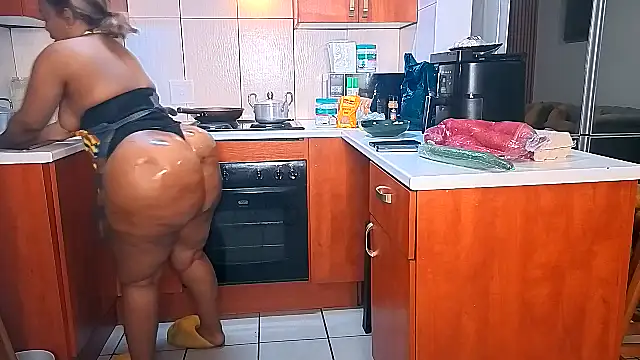 Snapshot of GiantBootyMilf chatting on September 23, 2025, 8:38 pm GiantBootyMilf online show from September 23, 2025, 8:38 pm