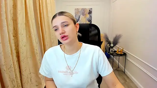 SelenaeMoore online show from June 17, 2026, 3:50 am