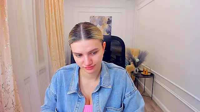 SelenaeMoore online show from June 21, 2026, 3:45 am