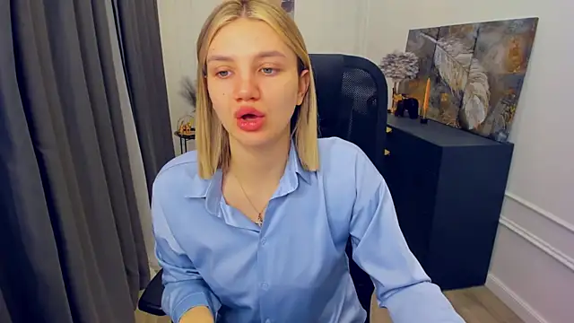 SelenaeMoore online show from April 18, 2026, 3:42 am