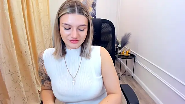 SelenaeMoore online show from June 16, 2026, 4:01 am