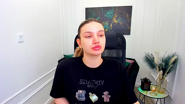 SelenaeMoore online show from June 27, 2026, 3:56 am