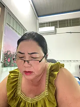 Snapshot of NDith chatting on December 15, 2025, 9:37 am NDith online show from December 15, 2025, 9:37 am