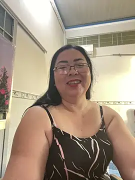 Snapshot of NDith chatting on December 4, 2025, 11:37 pm NDith online show from December 4, 2025, 11:37 pm