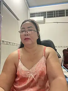 Snapshot of NDith chatting on December 5, 2025, 1:43 pm NDith online show from December 5, 2025, 1:43 pm