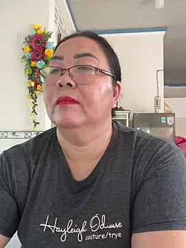 Snapshot of NDith chatting on November 4, 2025, 12:58 am NDith online show from November 4, 2025, 12:58 am