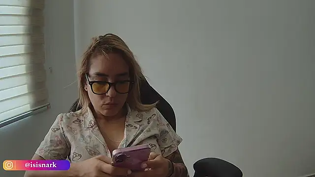 Snapshot of Isis69_ chatting on January 6, 2026, 4:22 pm Isis69 online show from January 6, 2026, 4:22 pm