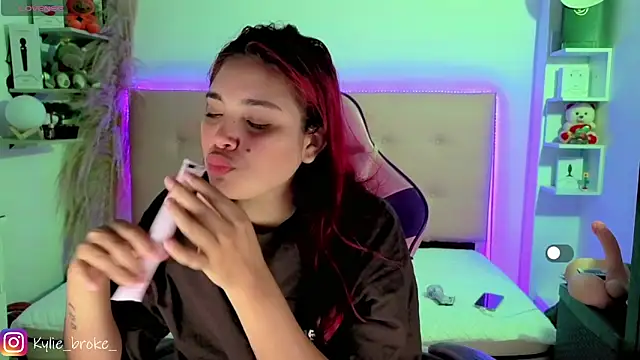 Snapshot of Kylie_brokee chatting on May 1, 2026, 9:09 pm Kylie brokee online show from May 1, 2026, 9:09 pm