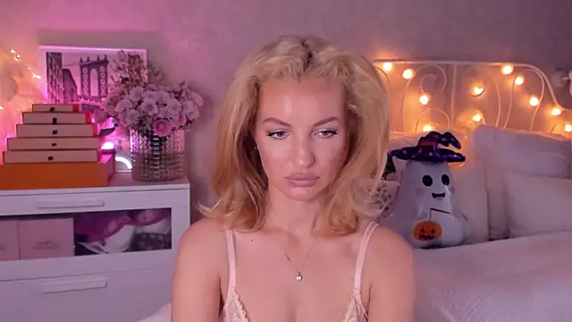 Snapshot of aestetick chatting on November 1, 2025, 8:30 am aestetick online show from November 1, 2025, 8:30 am