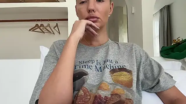 Snapshot of aestetick chatting on November 26, 2025, 2:00 am aestetick online show from November 26, 2025, 2:00 am