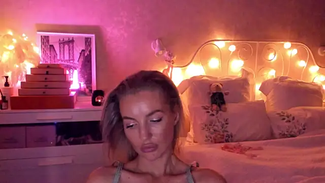 Snapshot of aestetick chatting on November 16, 2025, 6:45 pm aestetick online show from November 16, 2025, 6:45 pm