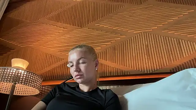 Snapshot of aestetick chatting on November 30, 2025, 4:24 am aestetick online show from November 30, 2025, 4:24 am