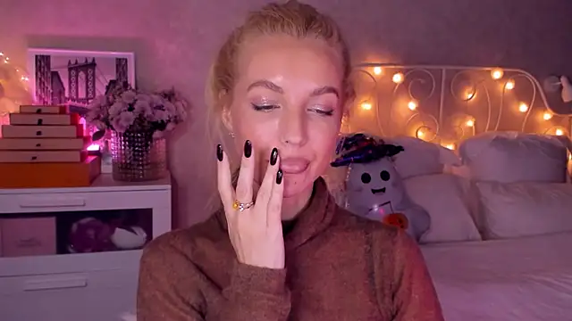 Snapshot of aestetick chatting on November 4, 2025, 12:53 pm aestetick online show from November 4, 2025, 12:53 pm