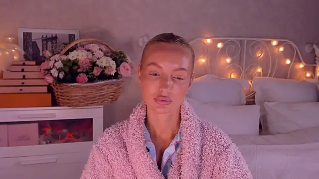 Snapshot of aestetick chatting on December 16, 2025, 6:50 am aestetick online show from December 16, 2025, 6:50 am