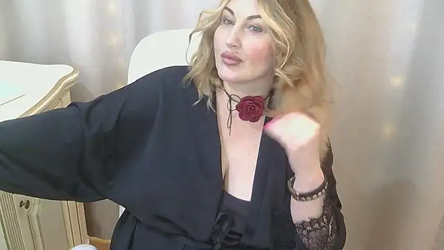 Snapshot of FOX-ME chatting on December 17, 2025, 7:35 am FOX-ME online show from December 17, 2025, 7:35 am