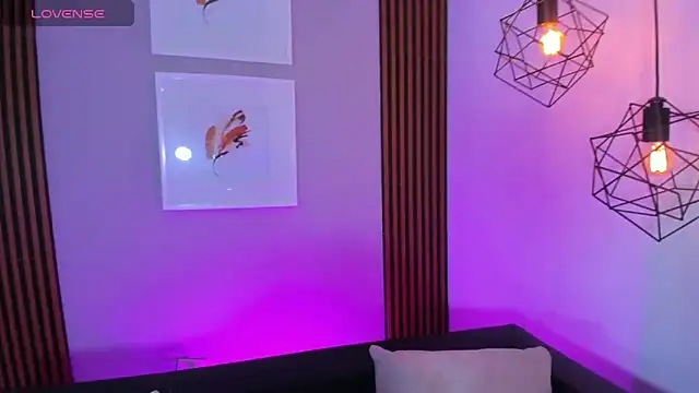 Nahiajhonson  online show from April 18, 2026, 12:07 pm