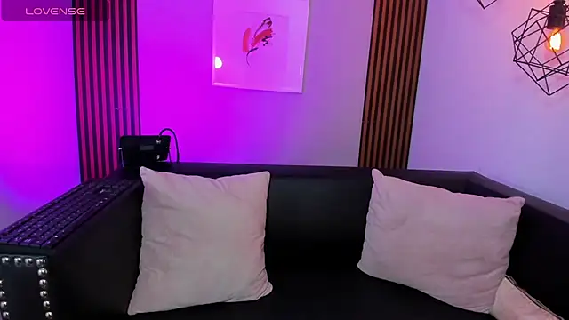 Nahiajhonson  online show from March 23, 2026, 12:16 pm