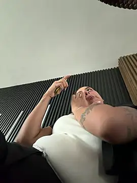 EmmaTorres  online show from April 6, 2026, 7:48 pm