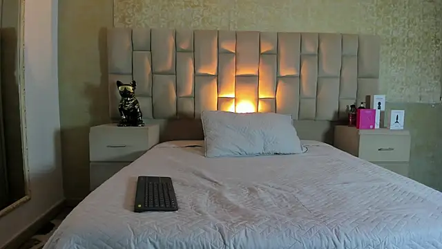 Snapshot of EmmaTorres_ chatting on November 16, 2025, 8:02 pm EmmaTorres online show from November 16, 2025, 8:02 pm