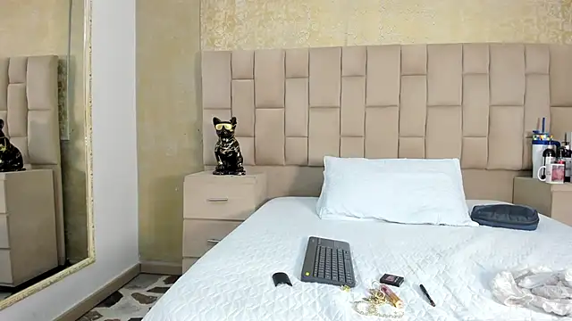 Snapshot of EmmaTorres_ chatting on November 4, 2025, 8:12 pm EmmaTorres online show from November 4, 2025, 8:12 pm