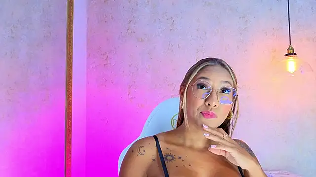 Snapshot of AlessiaLondon chatting on November 14, 2025, 2:48 am AlessiaLondon online show from November 14, 2025, 2:48 am