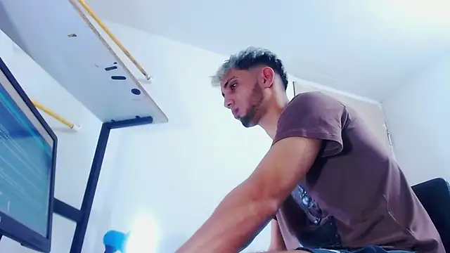 Snapshot of Gregory_hard chatting on December 5, 2025, 7:55 pm Gregory hard online show from December 5, 2025, 7:55 pm