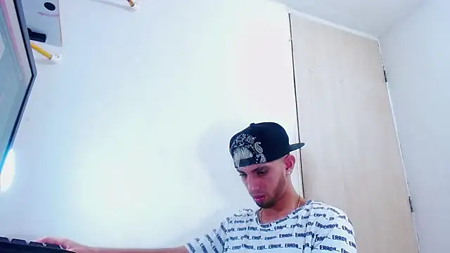 Snapshot of Gregory_hard chatting on November 9, 2025, 5:44 am Gregory hard online show from November 9, 2025, 5:44 am