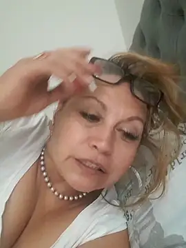 Snapshot of Kazsandraa chatting on May 15, 2026, 6:28 pm Kazsandraa online show from May 15, 2026, 6:28 pm