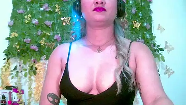 Snapshot of Crysrus chatting on May 4, 2026, 7:06 pm Crysrus online show from May 4, 2026, 7:06 pm