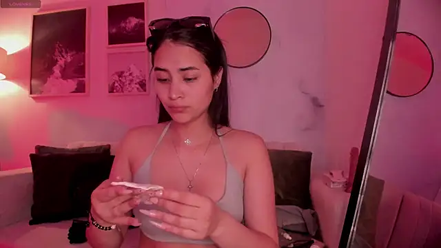 lara madisson online show from September 30, 2025, 5:24 am