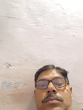 Snapshot of Srmotrs chatting on November 12, 2025, 1:32 am Srmotrs online show from November 12, 2025, 1:32 am