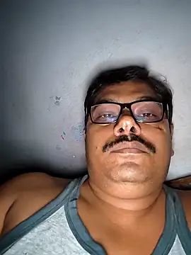 Snapshot of Srmotrs chatting on October 25, 2025, 12:32 am Srmotrs online show from October 25, 2025, 12:32 am