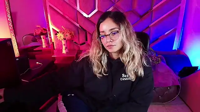 Snapshot of Olivia_Fox69 chatting on November 21, 2025, 3:38 am Olivia Fox69 online show from November 21, 2025, 3:38 am