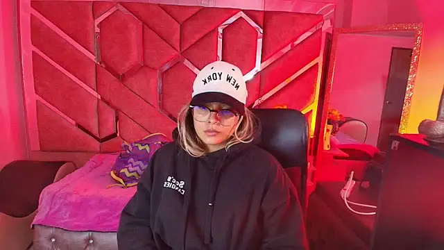 Snapshot of Olivia_Fox69 chatting on December 14, 2025, 2:29 am Olivia Fox69 online show from December 14, 2025, 2:29 am