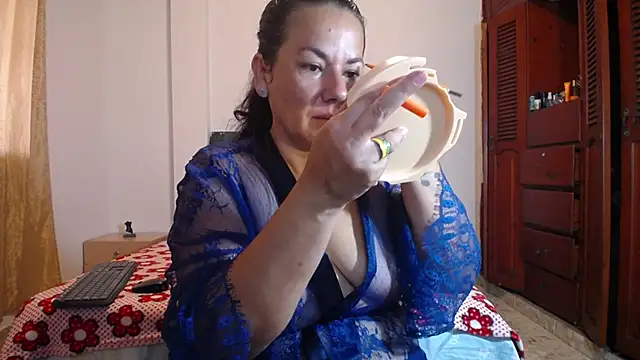 sofiamature01 online show from October 5, 2025, 3:03 pm