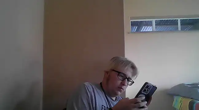 bisexualboy05 online show from March 12, 2025, 2:34 pm