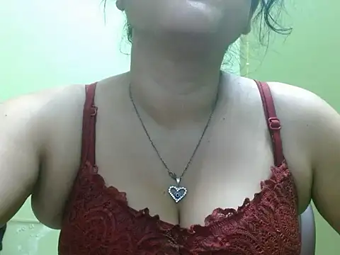 Snapshot of LOVERIAKOL chatting on April 7, 2026, 6:54 pm LOVERIAKOL online show from April 7, 2026, 6:54 pm