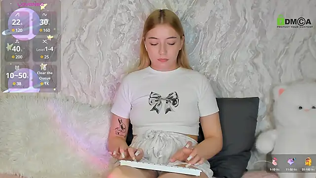 HelenMacCrory online show from December 10, 2024, 4:38 pm