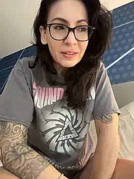 Snapshot of BeautifulMesss chatting on April 19, 2026, 3:35 pm BeautifulMesss online show from April 19, 2026, 3:35 pm