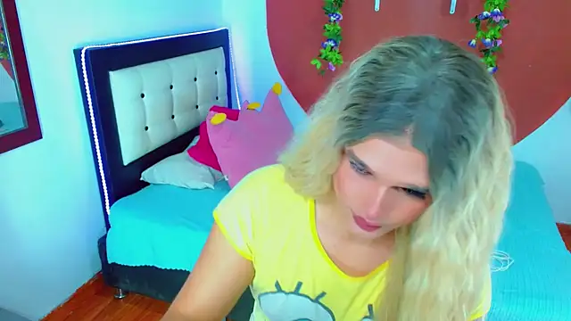 Snapshot of TaylorMon chatting on December 4, 2025, 6:51 pm TaylorMon online show from December 4, 2025, 6:51 pm