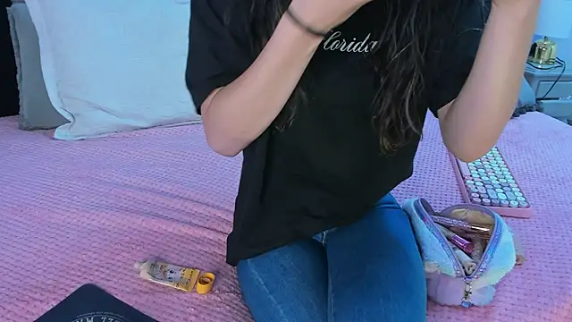 Snapshot of Julieta_Cortes__ chatting on March 15, 2025, 11:51 am Julieta Cortes online show from March 15, 2025, 11:51 am